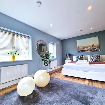 Master Bedroom With Ensuite Homestay