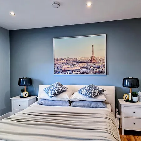 Homestay Master Bedroom With Ensuite *