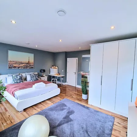 Master Bedroom With Ensuite Homestay