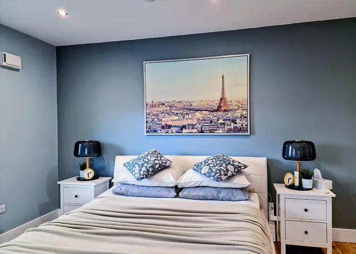 홈스테이 Master Bedroom With Ensuite *