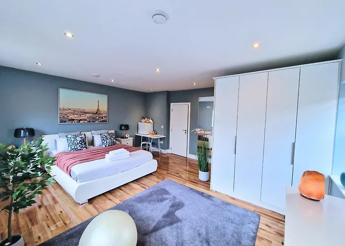 Master Bedroom With Ensuite 홈스테이